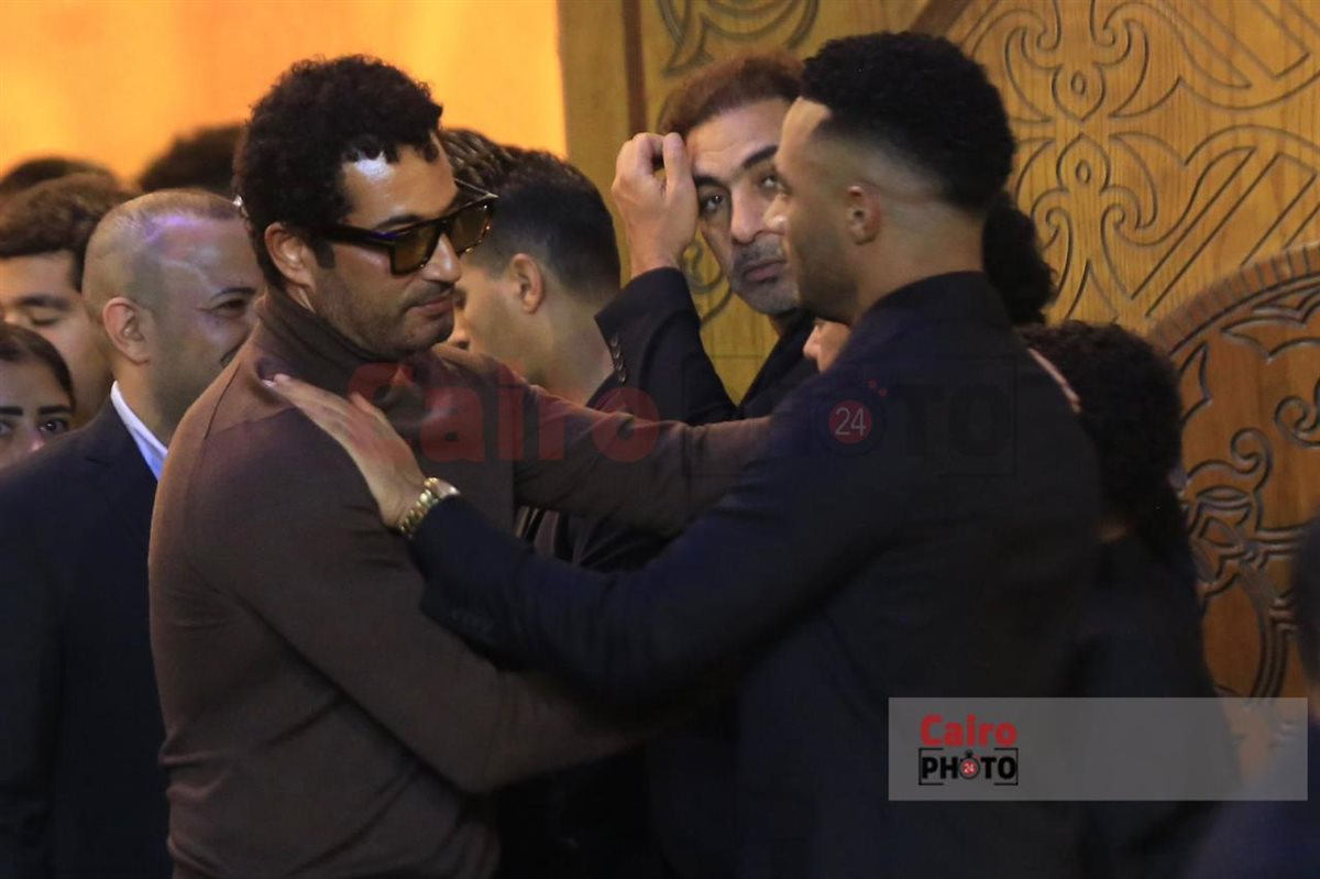 بعد جدل المقارنات بينهما.. عمرو سعد يقدم واجب العزاء في والد محمد رمضان