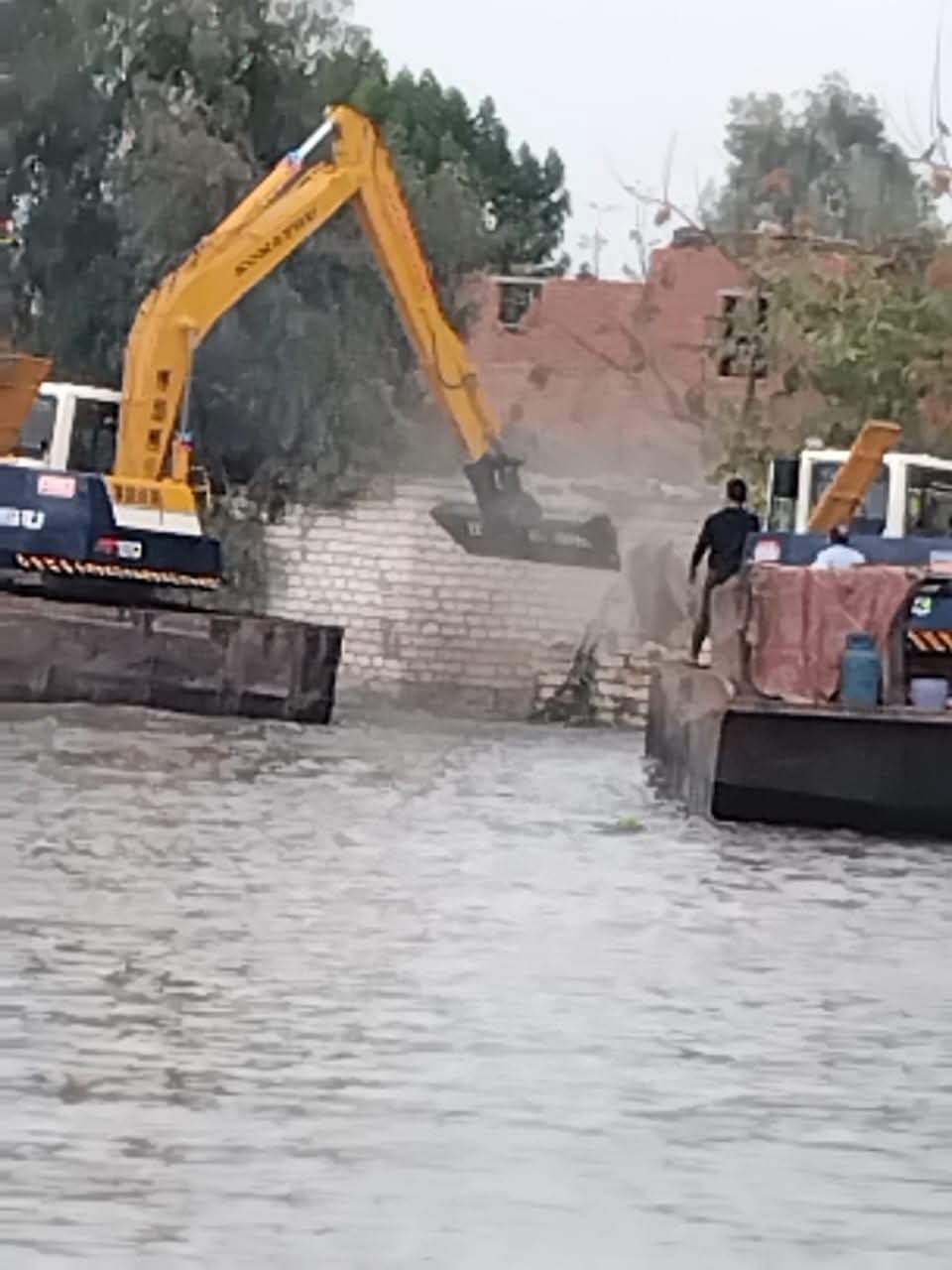 حملات إزالة على منازل طرح النهر في المنوفية