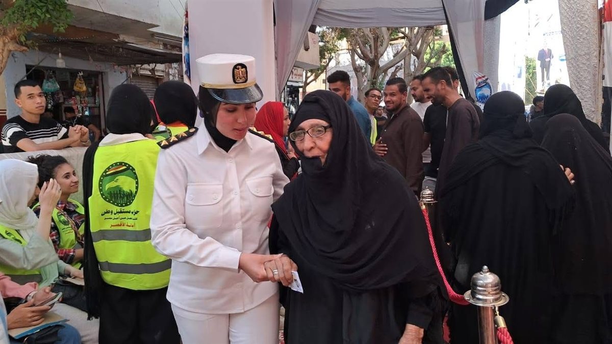 ترحيب لافت بالشرطة النسائية بالأقصر