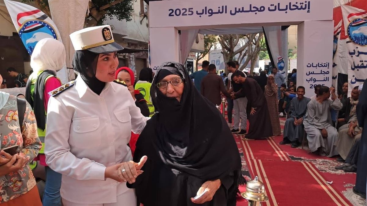 ترحيب لافت بالشرطة النسائية بالأقصر