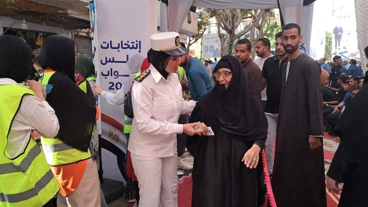 ترحيب لافت بالشرطة النسائية بالأقصر