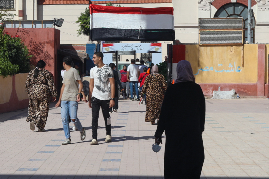 جانب من توافد الناخبين 