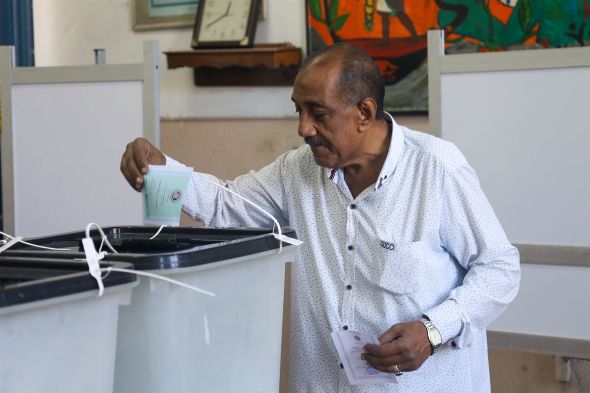 جانب من توافد الناخبين 