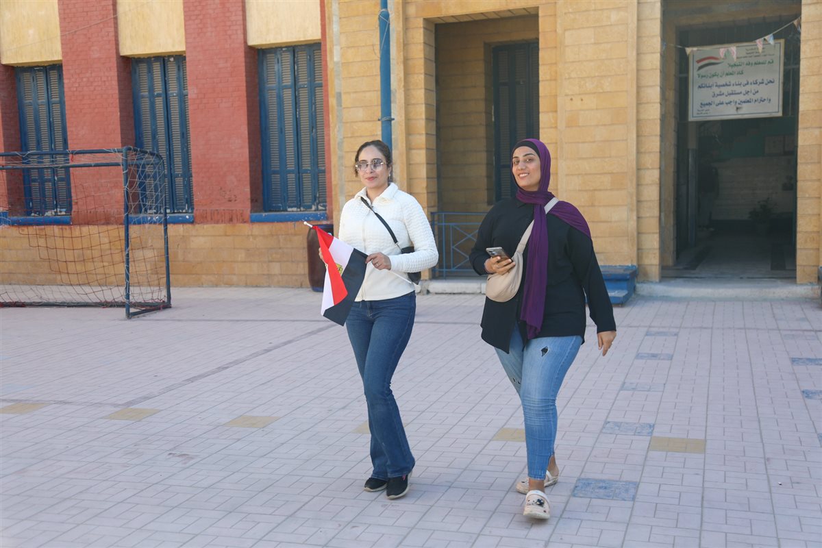 جانب من توافد الناخبين 