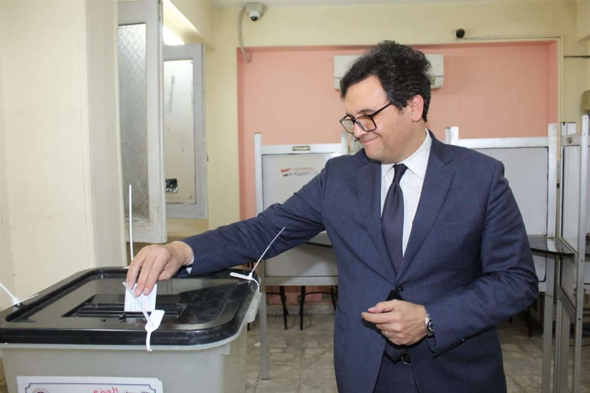 الوزير يدلي بصوته