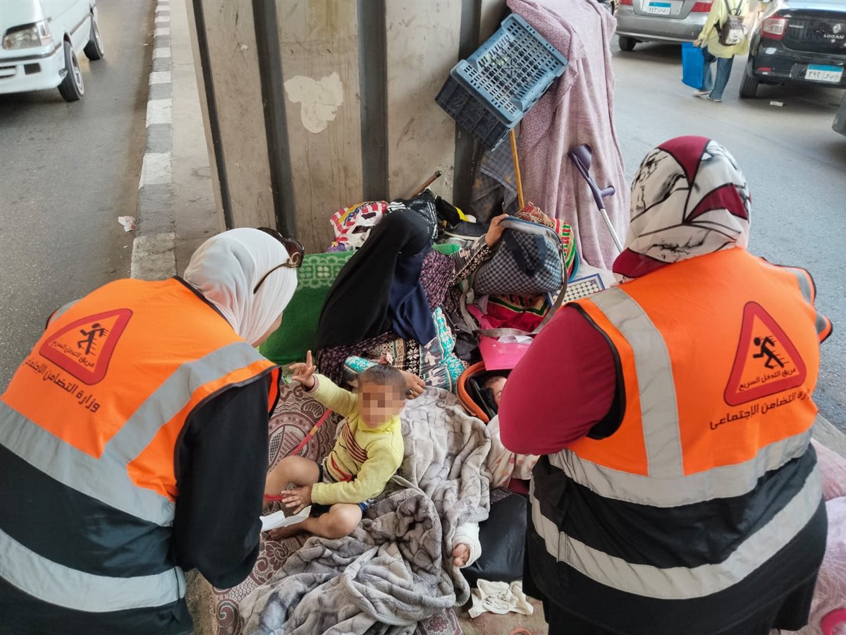 التضامن تنقذ أسرة بلا مأوى بالقاهرة.. وتنقلها بشكل مؤقت لدار رعاية
