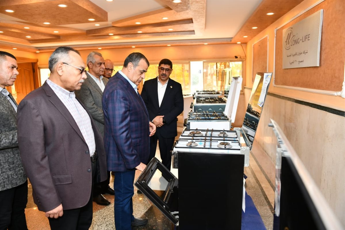 وزير الدولة للإنتاج الحربي يتابع سير العملية الإنتاجية بشركة حلوان للأجهزة المعدنية مصنع 360 الحربي