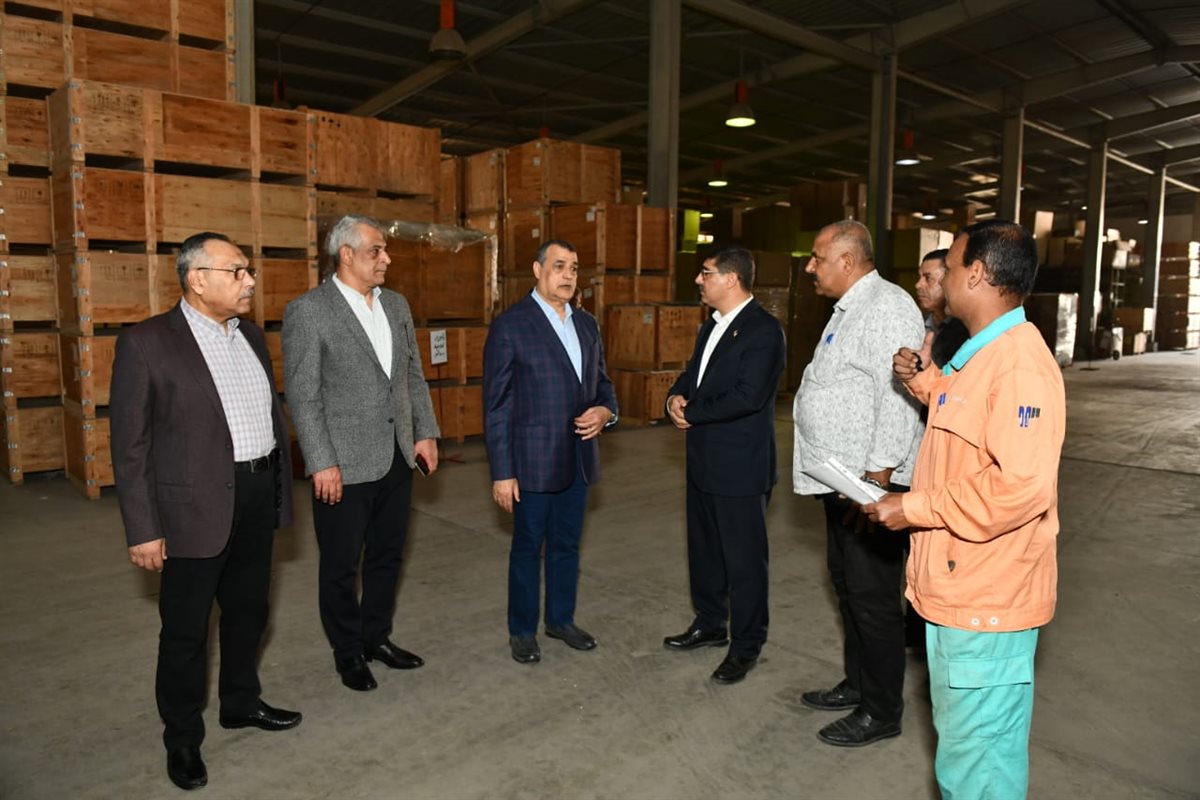 وزير الدولة للإنتاج الحربي يتابع سير العملية الإنتاجية بشركة حلوان للأجهزة المعدنية مصنع 360 الحربي