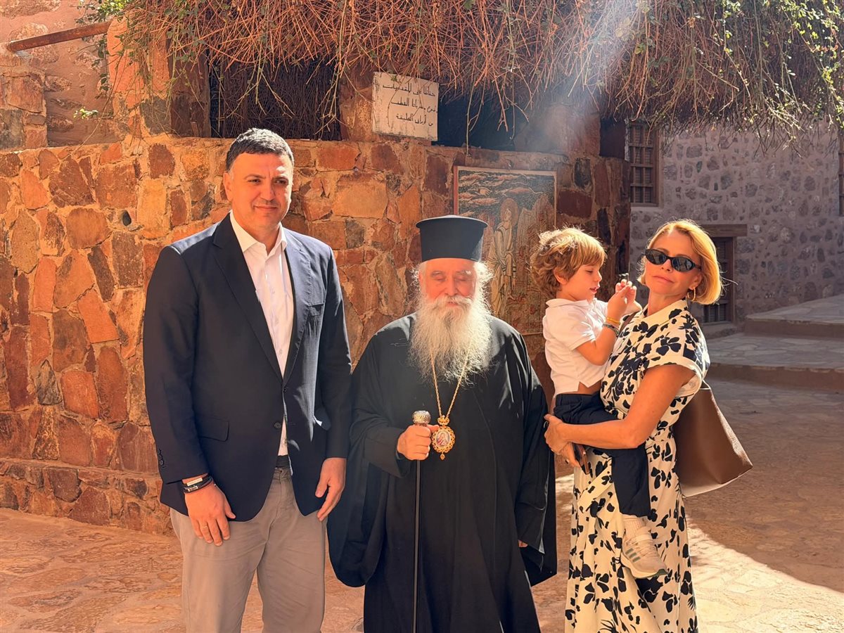 وزير الشؤون البحرية اليوناني يغادر سانت كاترين بعد انتهاء زيارته للدير