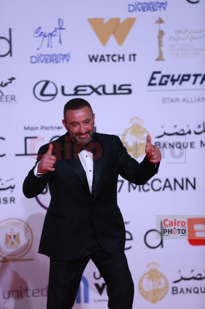 تفاعل السقا مع المصورين في مهرجان القاهرة السينمائي