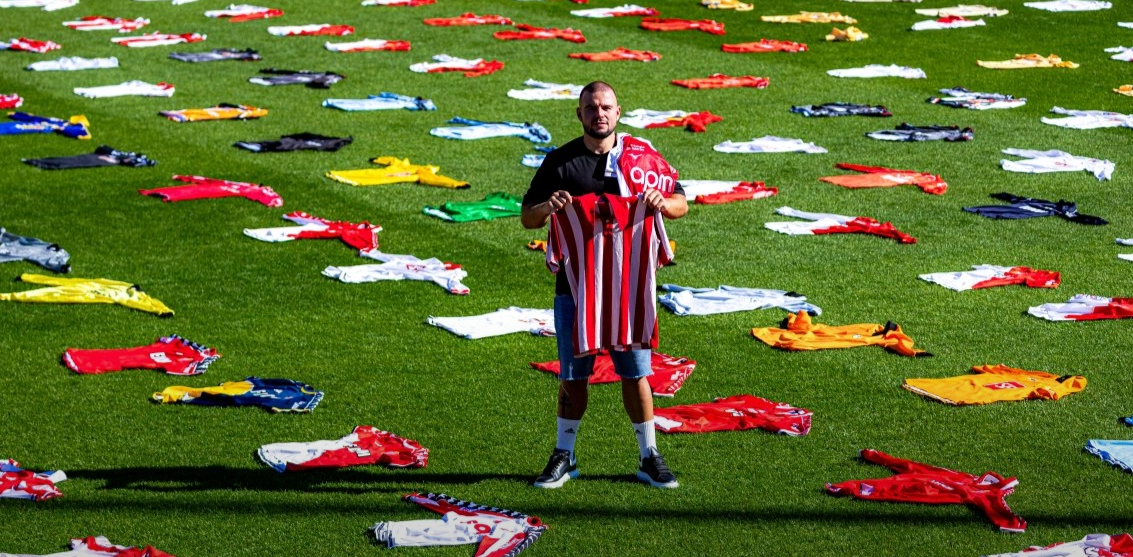 صورة لمشجع موناكو رفقة قمصانه التي نالها من اللاعبين