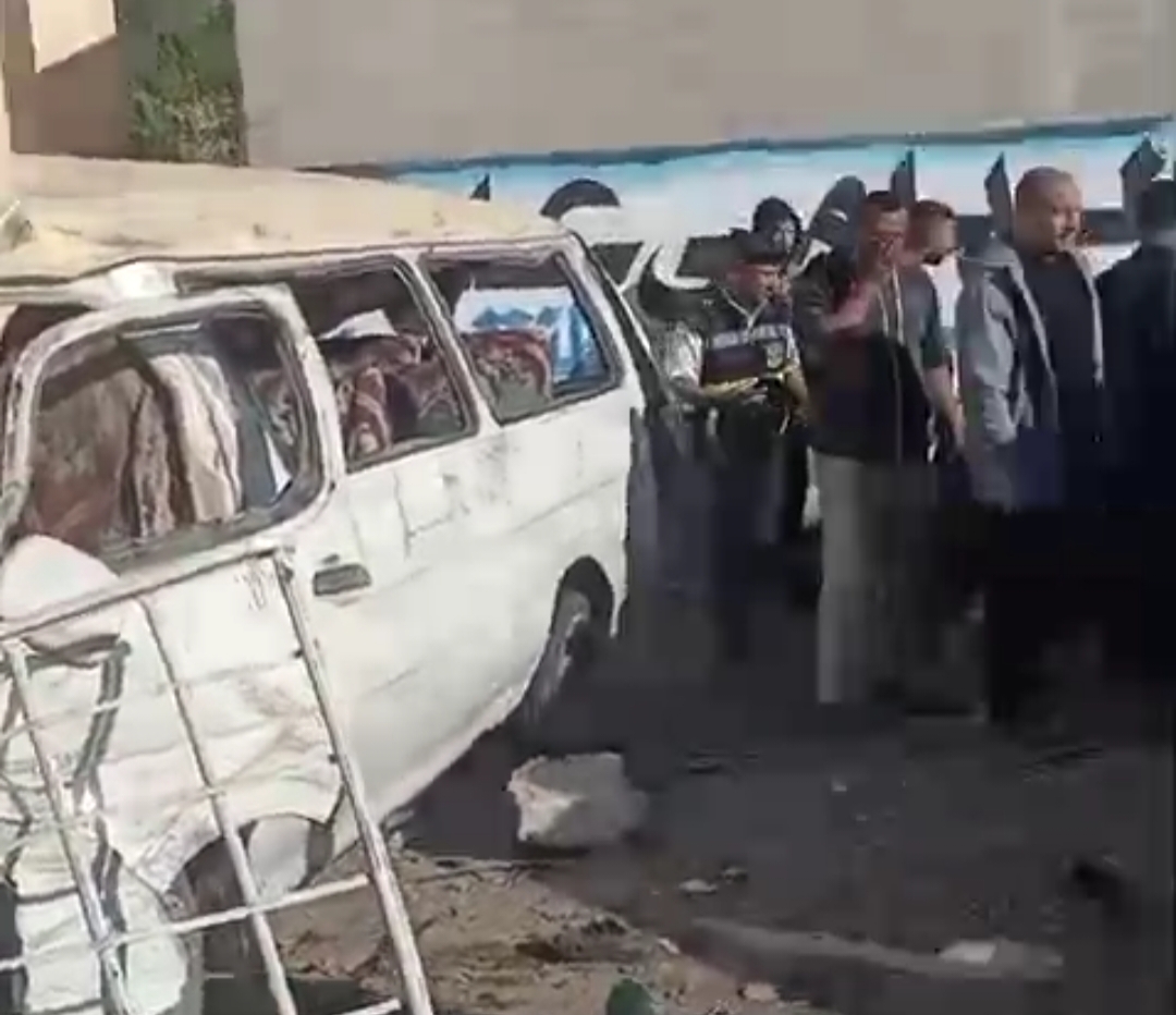 انقلاب سيارة ميكروباص بالطريق الزراعي بالبحيرة