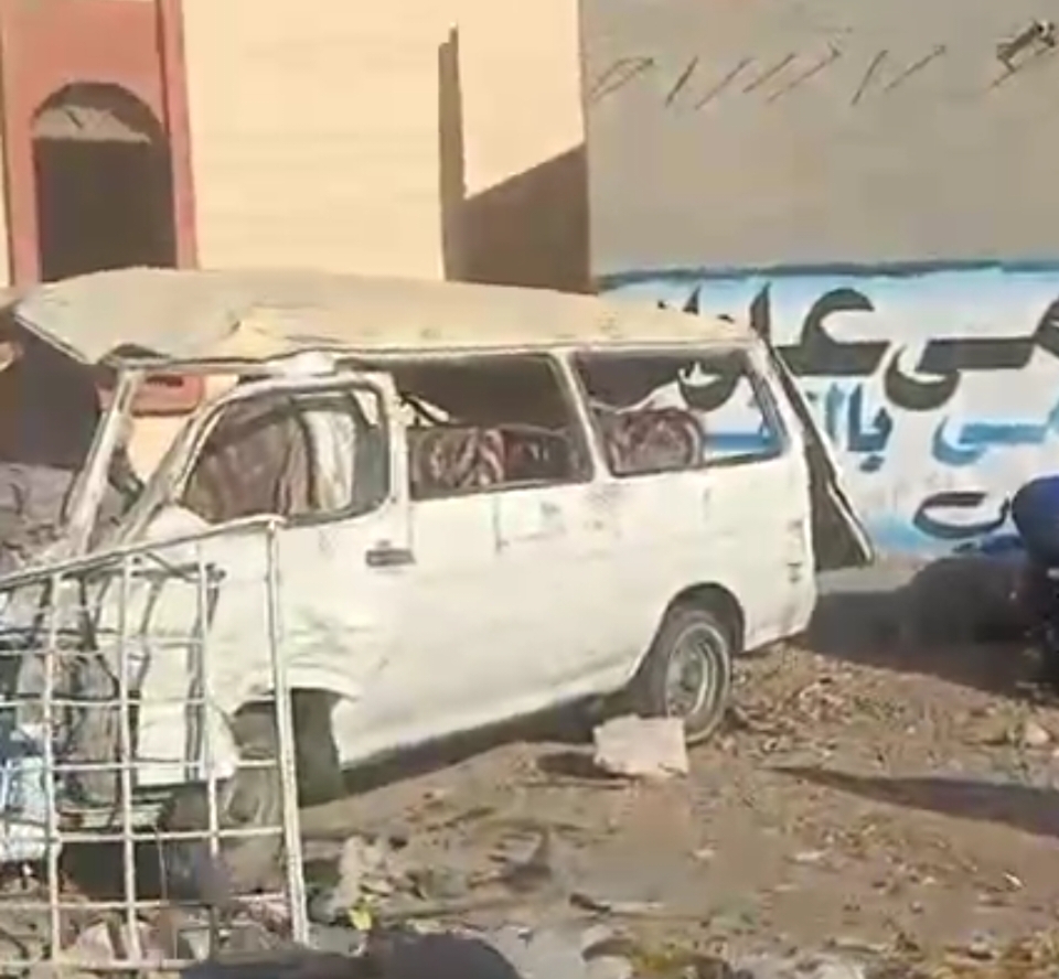 انقلاب سيارة ميكروباص بالطريق الزراعي بالبحيرة