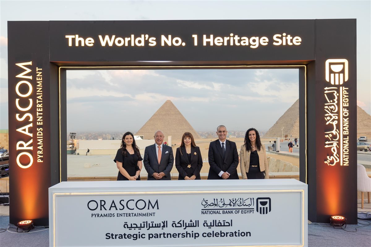 جانب من التوقيع 