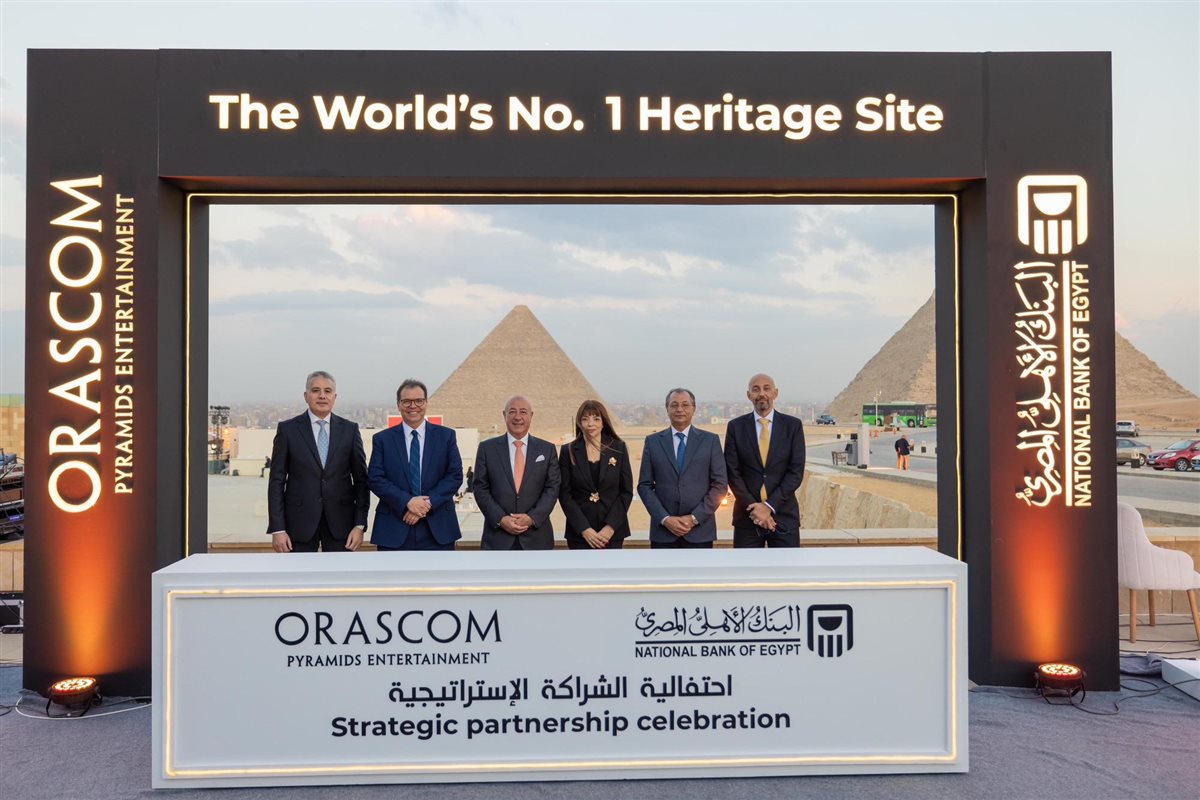 جانب من التوقيع 