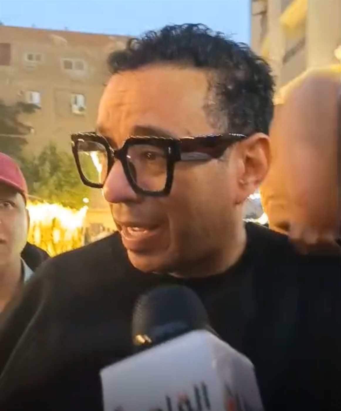 محمود الليثي باكيًا في عزاء المطرب  الراحل  إسماعيل الليثي: مكان فرحه هو مكان عزائه 