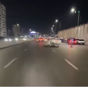 المتهم خلال أداء حركات استعراضية