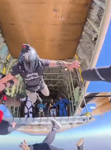 <strong>هبوط 3 برازيليين بالبراشوتات فى كعابيش بدلا من الأهرامات</strong>