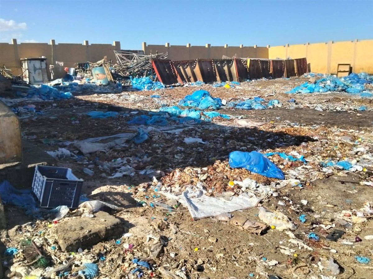 أرض فضاء بها كميات من مخلفات الفنادق