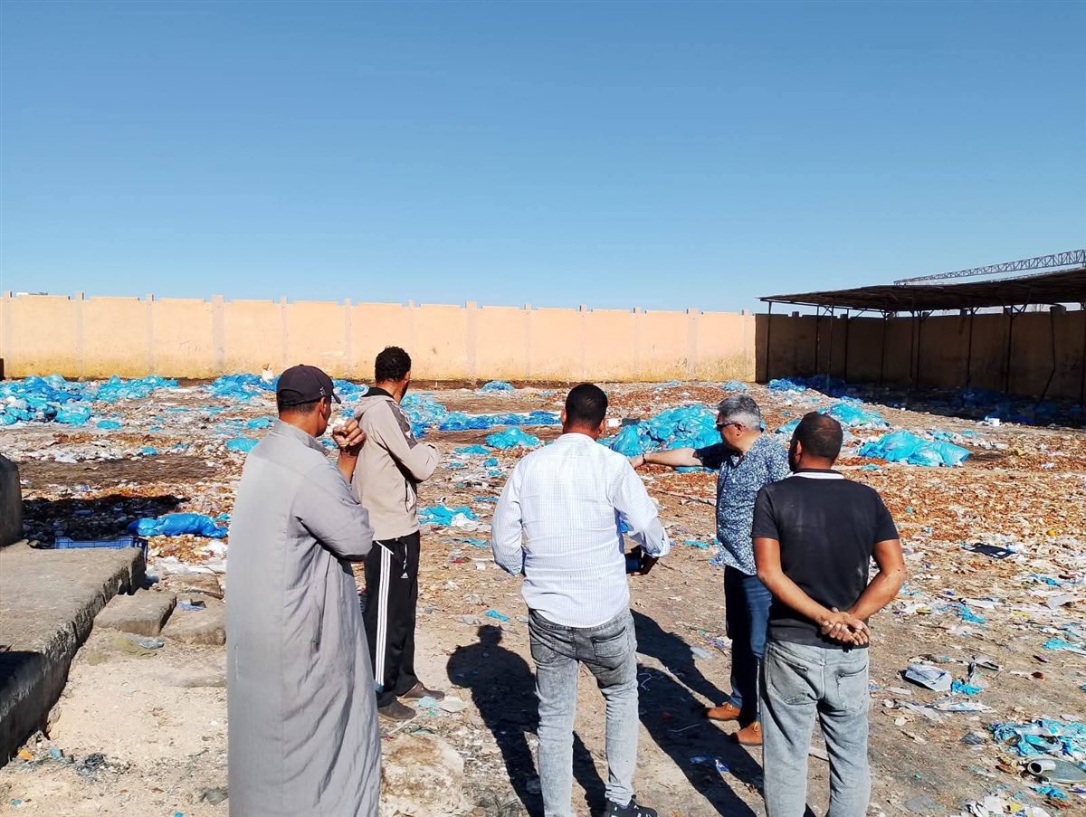 أرض فضاء بها كميات من مخلفات الفنادق