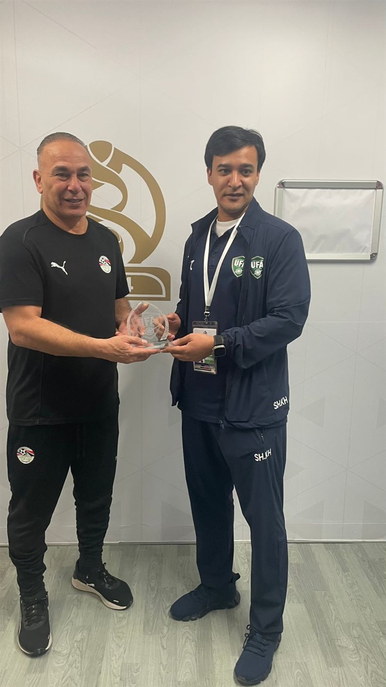 تبادل الدروع بين منتخبي مصر وأوزبكستان