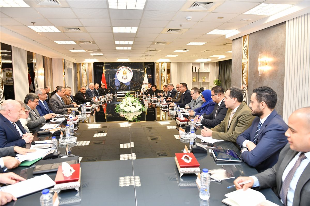 وزيرا الإنتاج الحربي والإسكان