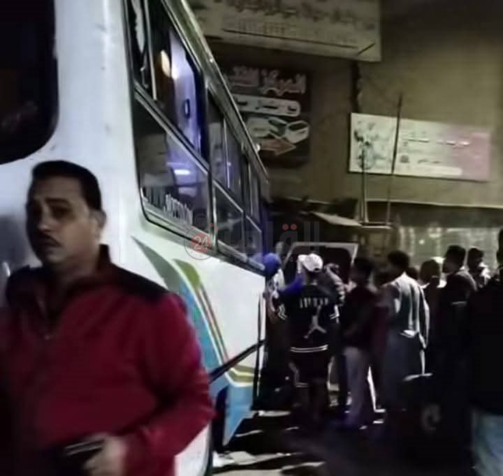 ميكروباص يقتحم كشكًا ببهتيم والسائق يفر هاربًا