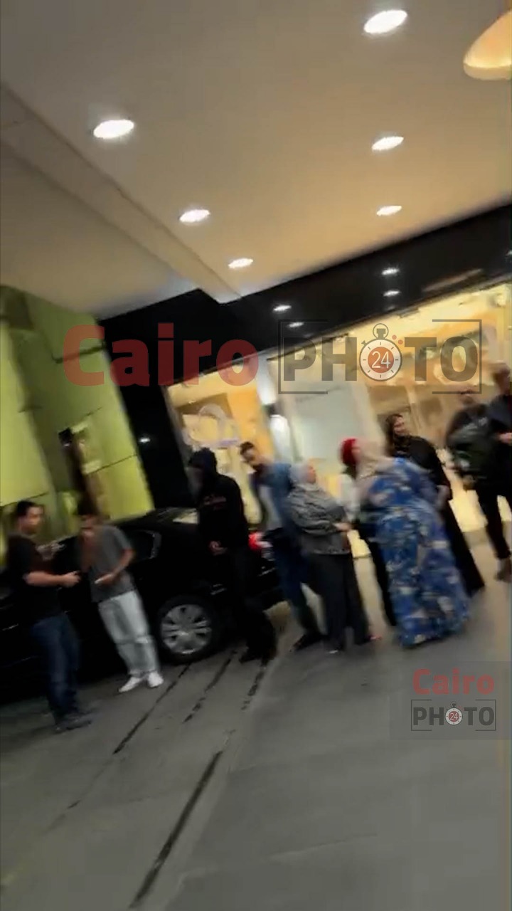 عمرو سعد يصل المستشفى للاطمئنان على شقيقه أحمد بعد تعرضه لحادث سير