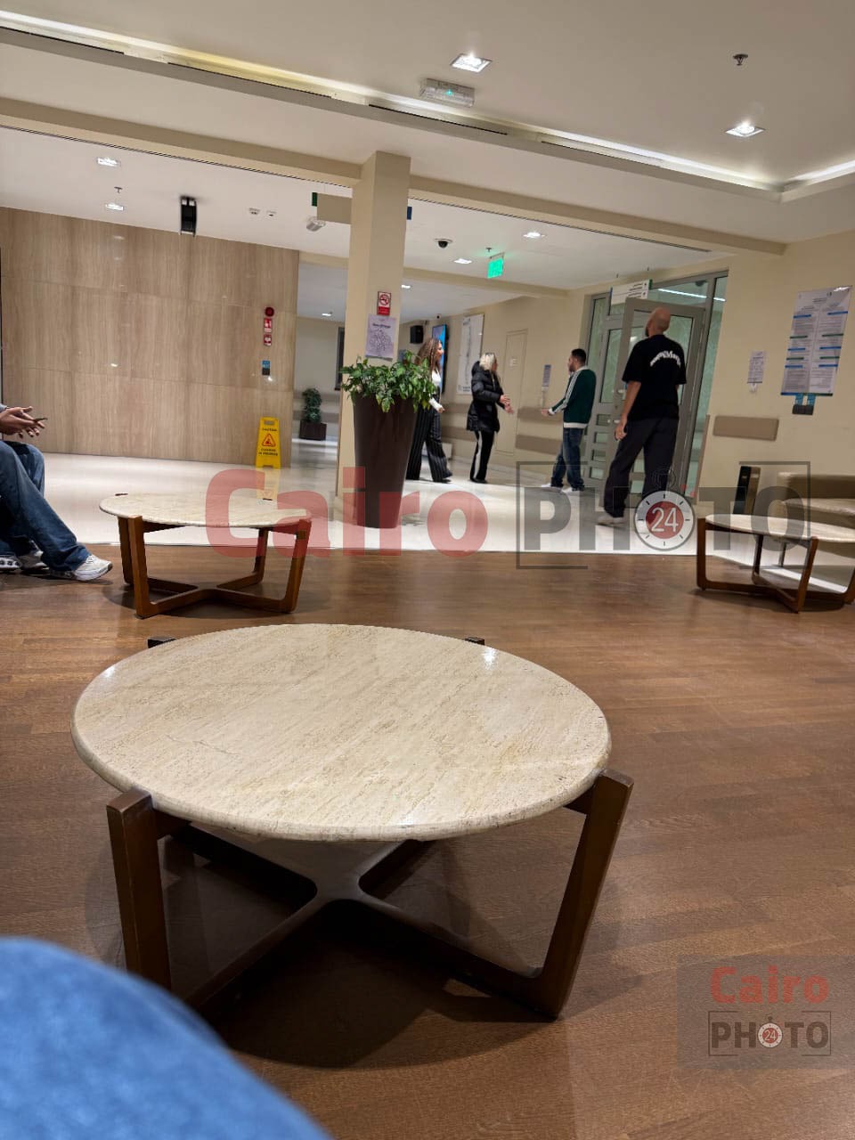 أسرة المنتج هاني محروس أول الحاضرين بالمستشفى للاطمئنان على صحة أحمد سعد بعد تعرضه لحادث سير