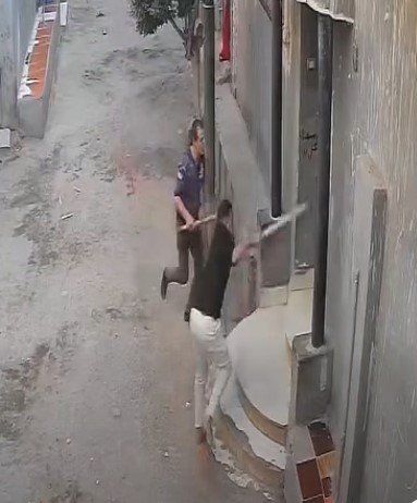 اعتداء شخصين على آخر بالشوم