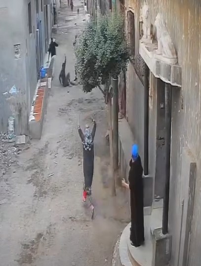 اعتداء شخصين على آخر بالشوم