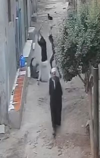 اعتداء شخصين على آخر بالشوم