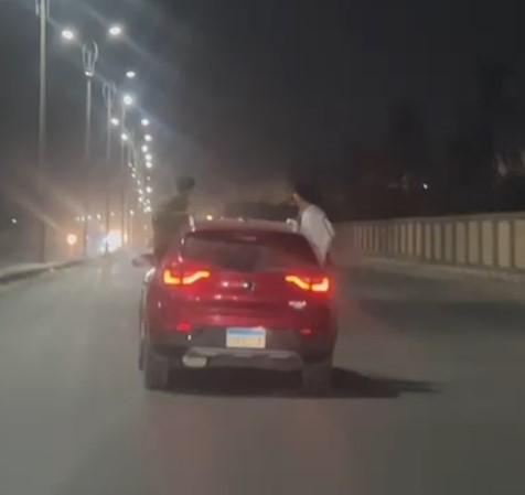 لاستعراض بعض الشباب بالسيارات