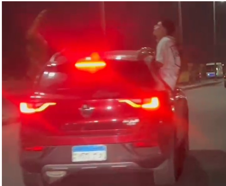 لاستعراض بعض الشباب بالسيارات