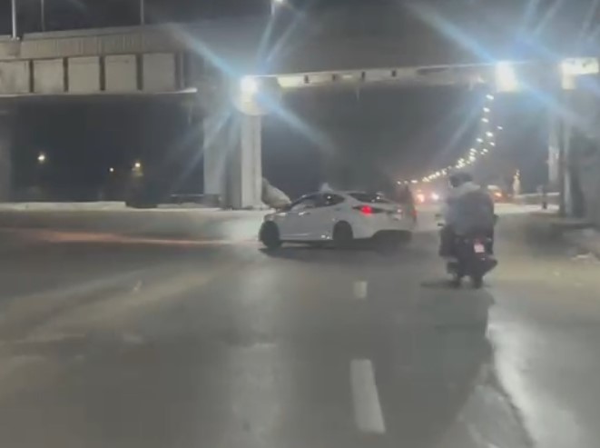 لاستعراض بعض الشباب بالسيارات