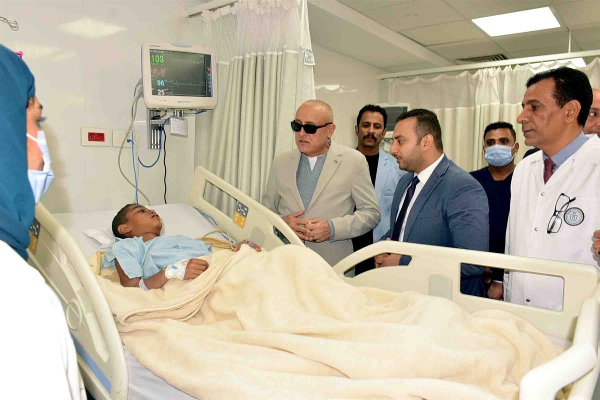 محافظ الأقصر يتفقد مصابي حادث أتوبيس الصحراوي 