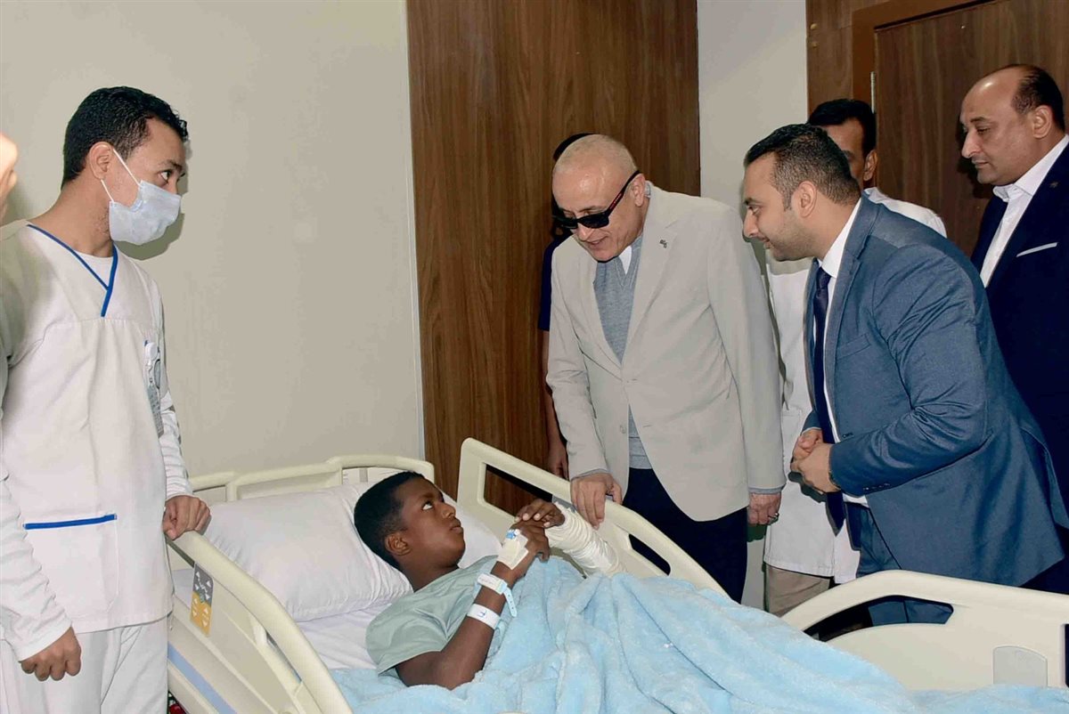 محافظ الأقصر يتفقد مصابي حادث أتوبيس الصحراوي 