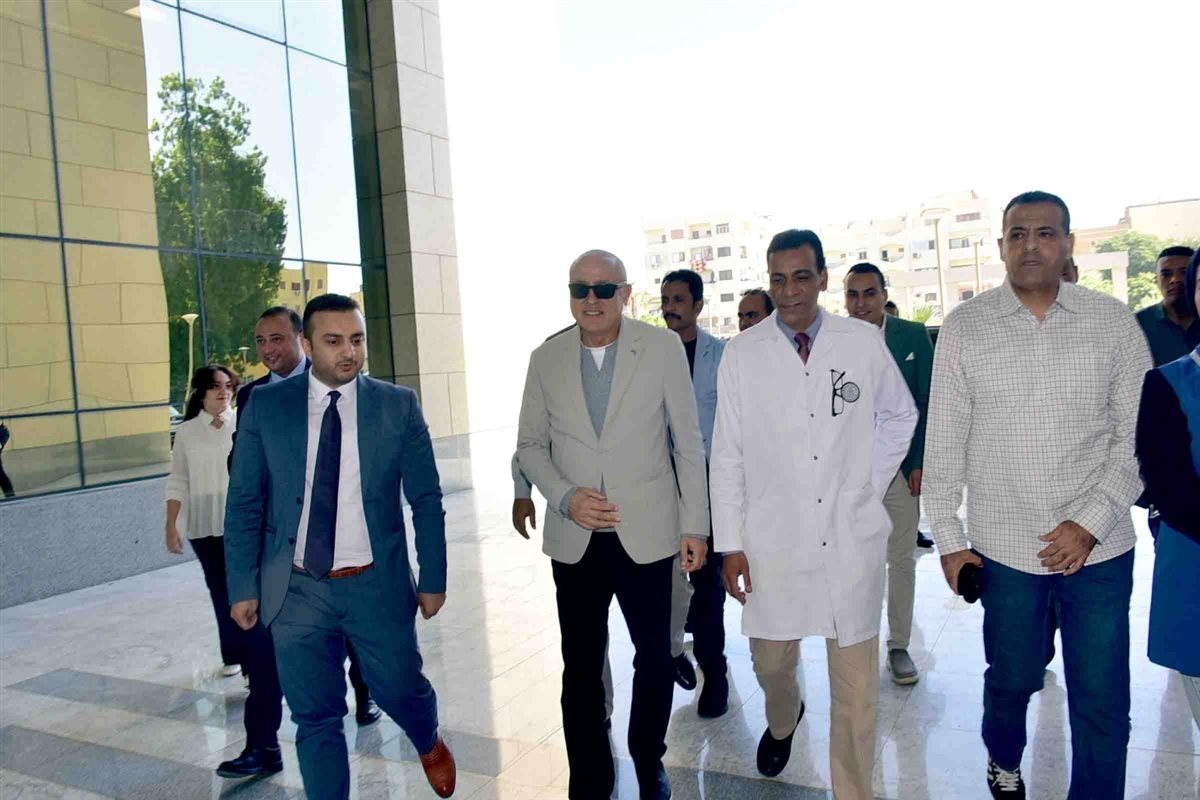 محافظ الأقصر يتفقد مصابي حادث أتوبيس الصحراوي 