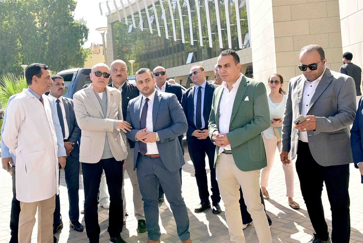 محافظ الأقصر يتفقد مصابي حادث أتوبيس الصحراوي 