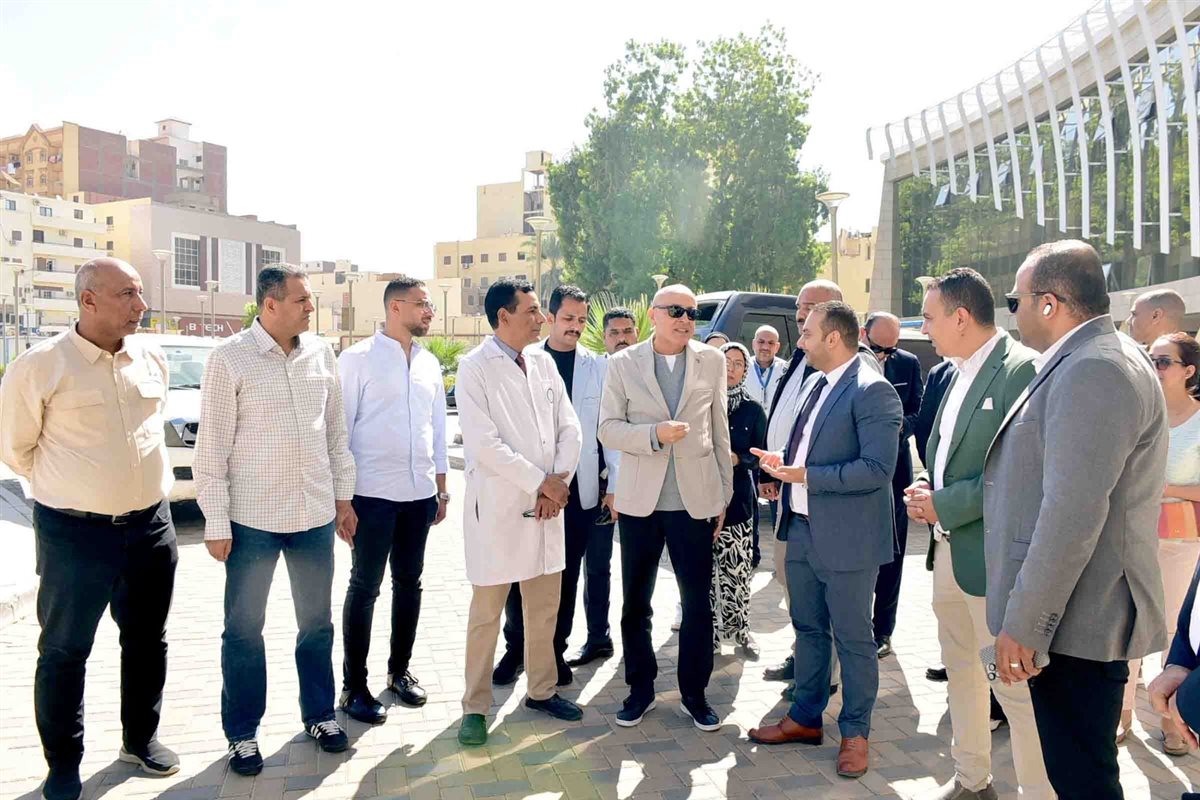 محافظ الأقصر يتفقد مصابي حادث أتوبيس الصحراوي 