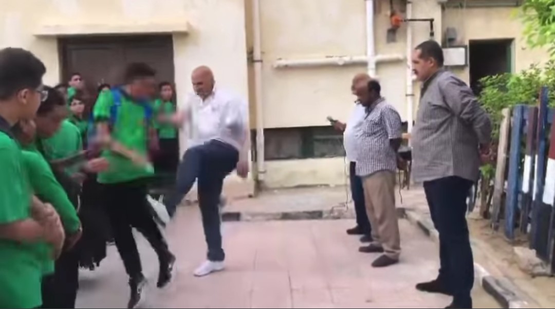 ناظر مدرسة يركل طالب