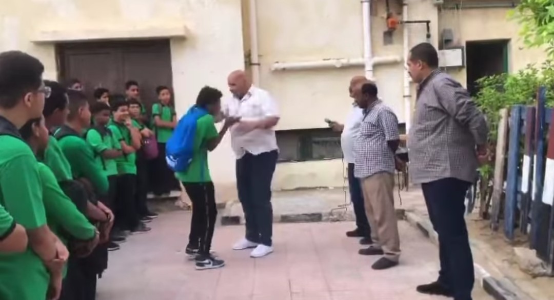 ناظر مدرسة يصفع طالب