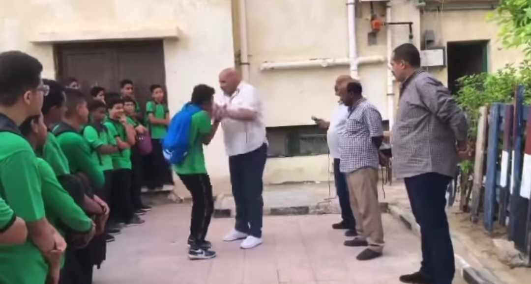 ناظر مدرسة يصفع طالب