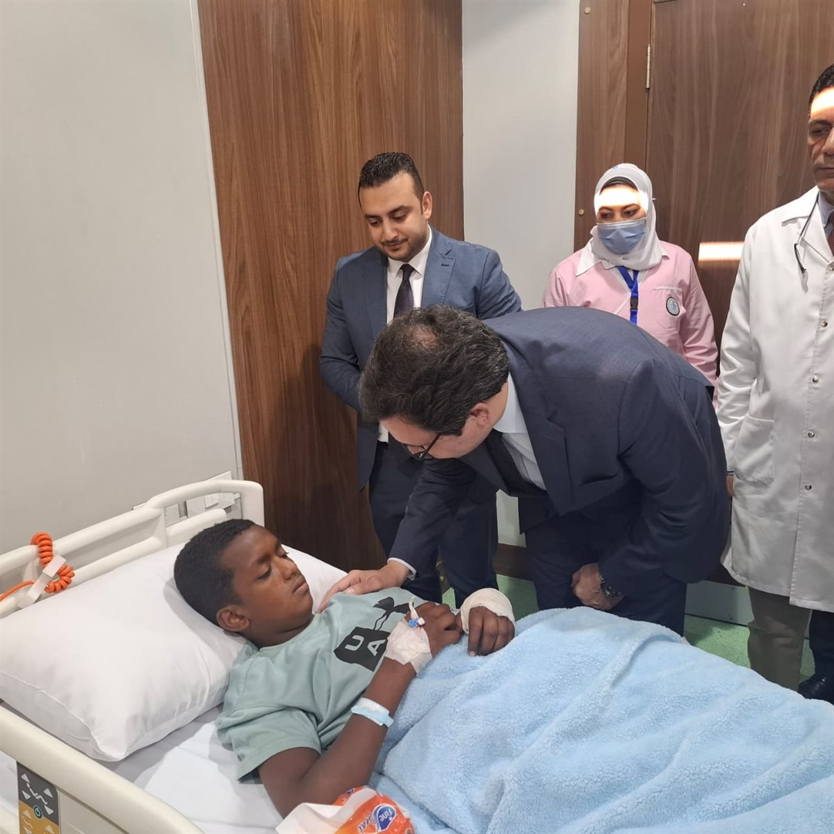 الوزير يطمئن على الطلاب