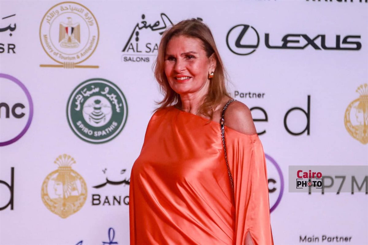 النجوم يتألقون على ريد كاربت فيلم المهاجر بمهرجان القاهرة السينمائي