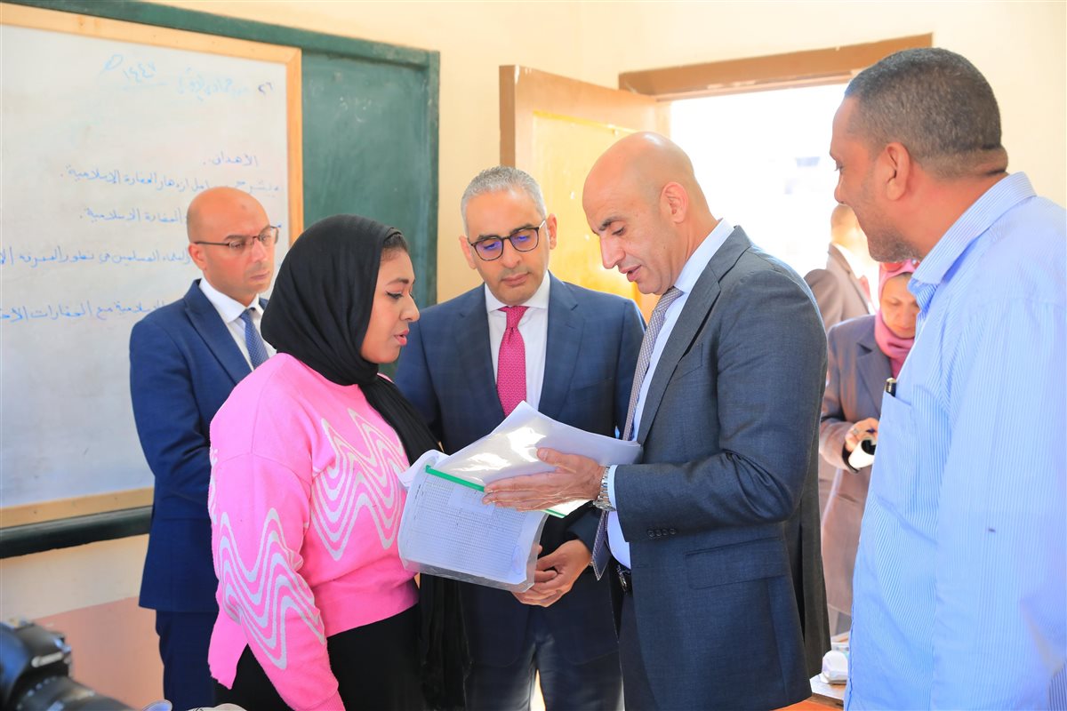 وزير التعليم خلال الجولة