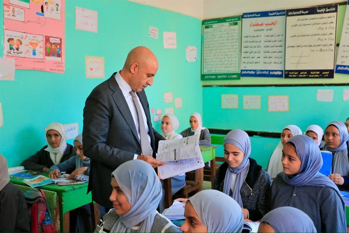 وزير التعليم خلال الجولة