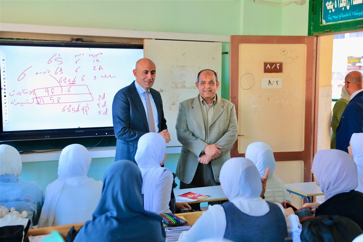 وزير التعليم خلال الجولة