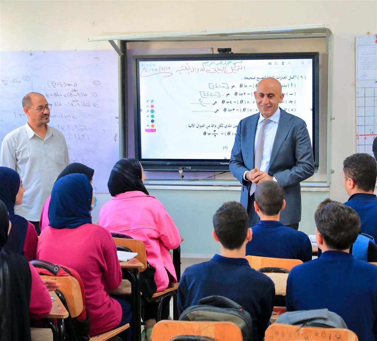وزير التعليم خلال الجولة