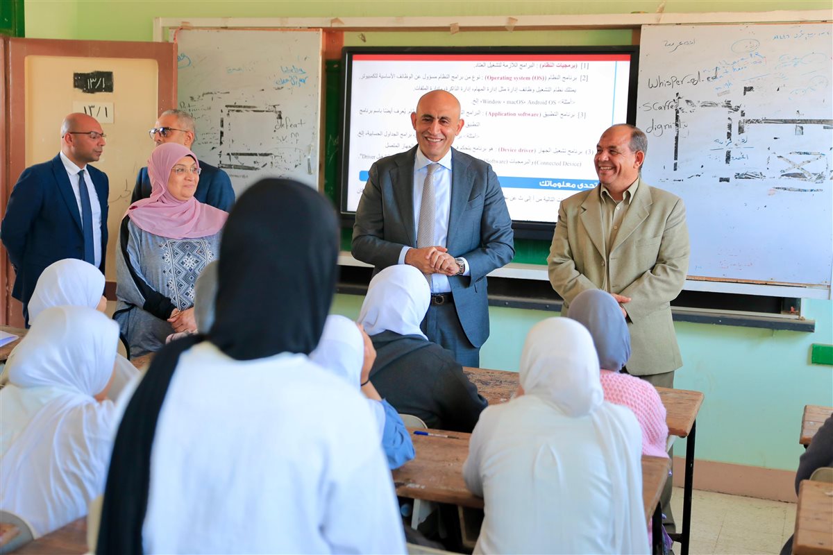 وزير التعليم خلال الجولة